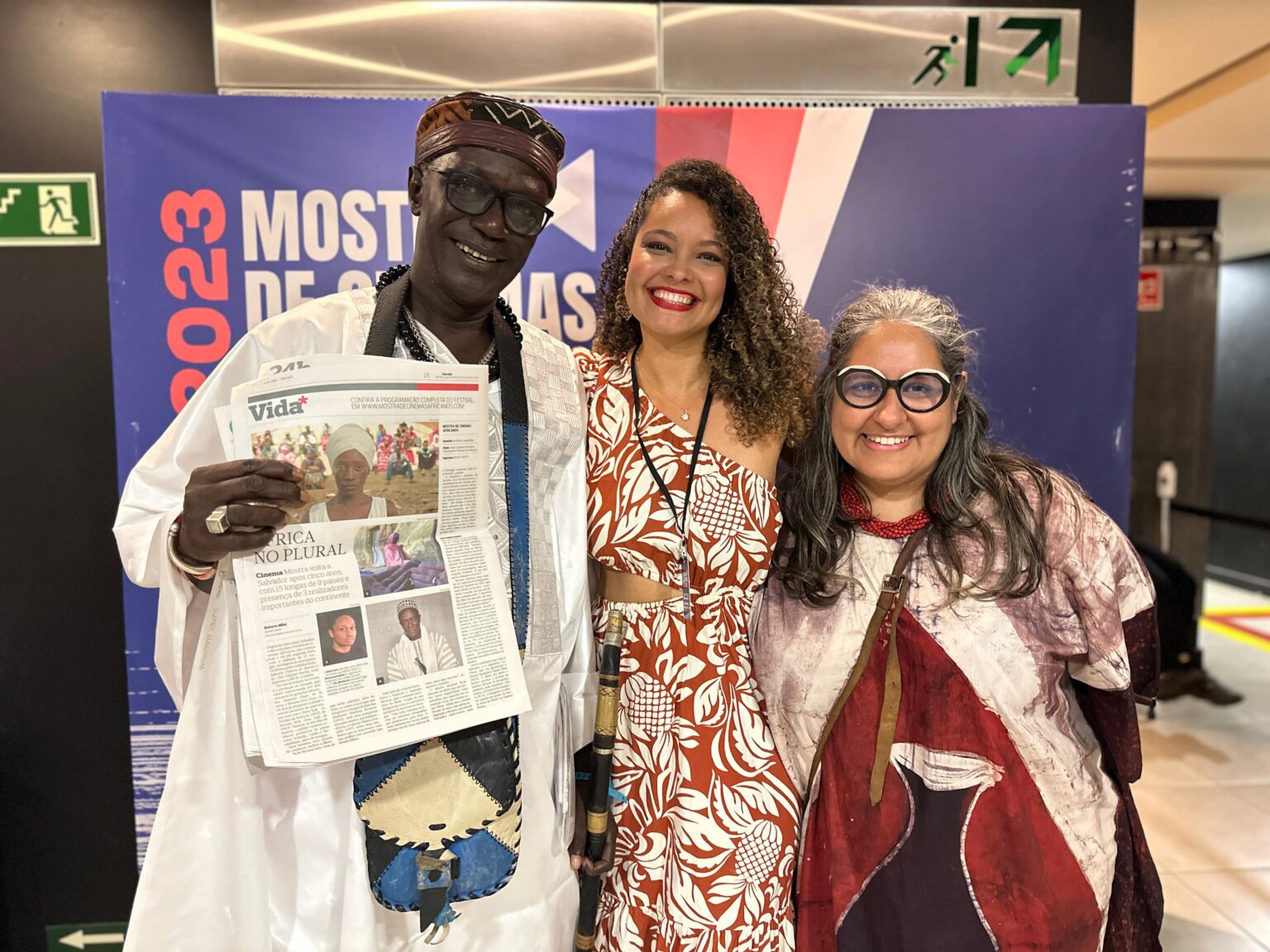 Moussa Sene Absa with the newspaper, Gisele Santana and Ana Camila (Mamadou Diop)