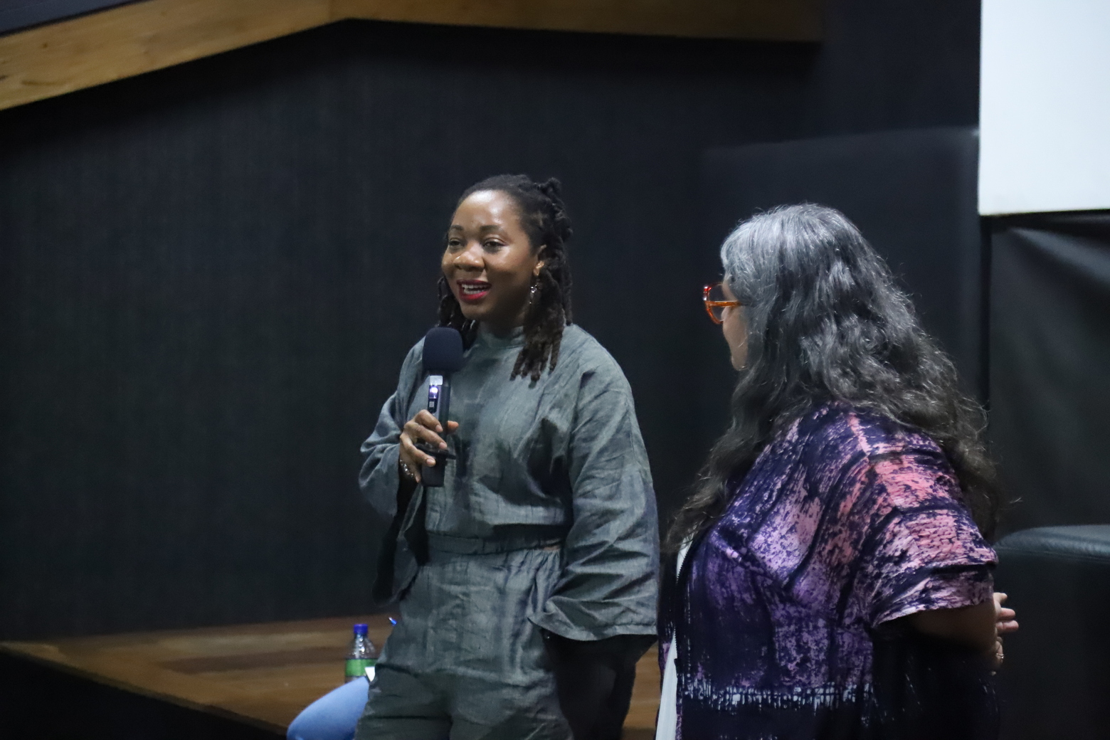 O conto de uma comunidade heróica em A Lenda da Rainha Errante de Lagos